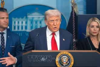 Tổng thống Mỹ Donald Trump (giữa) phát biểu trong cuộc họp báo tại Washington, D.C., ngày 11/8/2025. (Ảnh: THX/TTXVN)