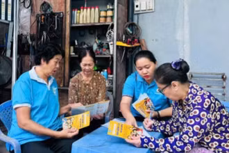 Nhân viên Bảo hiểm xã hội hướng dẫn người dân về bảo hiểm xã hội tự nguyện. (Ảnh: QUÝ HIỀN)