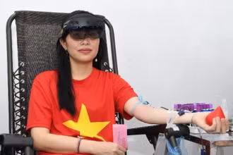 Chị Đoàn Thị Thanh Thủy trải nghiệm hiến máu khi đang đeo kính thực tế ảo tích hợp.