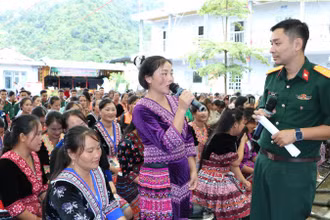 Tổ tư vấn pháp luật giải đáp thắc mắc của bà con.