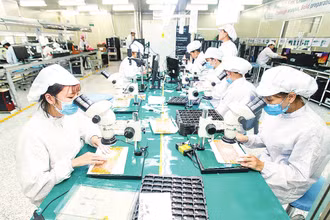 Dây chuyền sản xuất bảng mạch điện tử tại nhà máy của Công ty TNHH 4P ở tỉnh Hưng Yên. (Ảnh: ĐĂNG ANH)