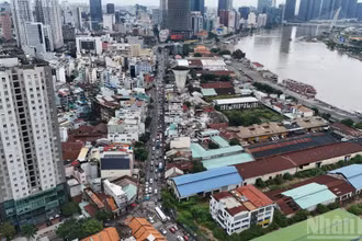 Tuyến đường Nguyễn Tất Thành dài khoảng 2,5km, từ cầu Khánh Hội đến cầu Tân Thuận.