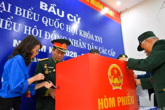 Hòm phiếu được chuẩn bị sẵn sàng cho ngày bầu cử. (Ảnh: THẾ ĐẠI)