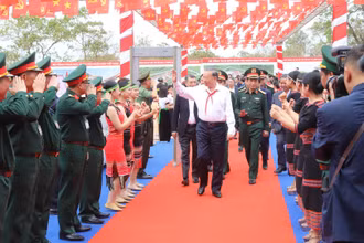 Cán bộ, giáo viên, học sinh xã Ea Rốk chào đón Tổng Bí thư Tô Lâm và các đồng chí lãnh đạo Đảng, Nhà nước đến dự Lễ khởi công.