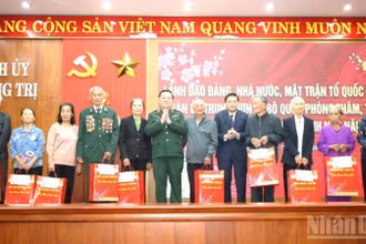 Đại tướng Nguyễn Trọng Nghĩa trao quà Tết cho người có công tiêu biểu, gia đình chính sách.