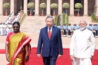 Tổng thống Droupadi Murmu và Thủ tướng Narendra Modi đồng chủ trì Lễ đón trọng thể Tổng Bí thư, Chủ tịch nước Tô Lâm thăm cấp Nhà nước tới Cộng hòa Ấn Độ. (Ảnh: Thống Nhất/TTXVN)