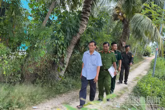 Thành viên Đội dân phòng cơ động cùng lực lượng chức năng đến nhà dân để tuyên truyền chính sách pháp luật.