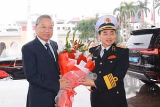 Lãnh đạo Quân chủng Hải quân đón Tổng Bí thư Tô Lâm. (Ảnh: Trọng Đức/TTXVN)