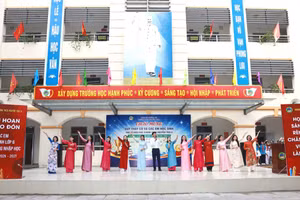 Các thầy, cô giáo chào đón học sinh khối 6. (Ảnh: ĐẠI THẮNG)