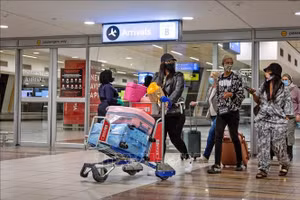 Hành khách tại sân bay quốc tế OR Tambo, Johannesburg, Nam Phi. (Ảnh tư liệu: THX/TTXVN)