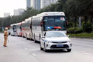Chiến sĩ Công an Hà Nội điều tiết giao thông, tổ chức dẫn đoàn trên các tuyến đường phục vụ Đại hội