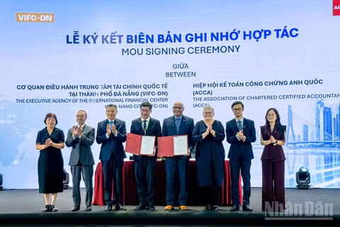 Lễ ký kết biên bản ghi nhớ hợp tác giữa Cơ quan điều hành Trung tâm tài chính quốc tế Việt Nam tại thành phố Đà Nẵng và Hiệp hội Kế toán công chứng Anh Quốc (ACCA). (Ảnh: CÔNG VINH)
