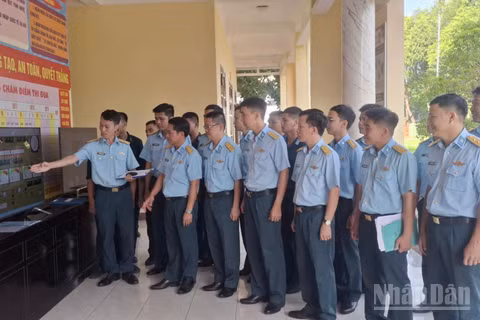 Lãnh đạo, chỉ huy Trung đoàn Tên lửa 282 tham quan các mô hình đổi mới sáng tạo. (Ảnh: THANH TỊNH)