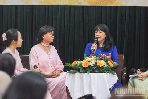 Các nữ văn nghệ sĩ thành phố Đà Nẵng chia sẻ tại hội nghị. (Ảnh: CÔNG VINH)