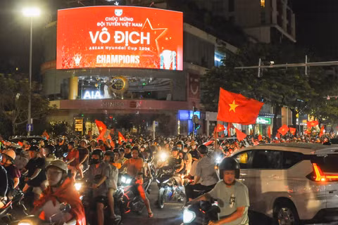 Người dân Đà Nẵng ăn mừng chiến thắng của đội tuyển bóng đá Việt Nam. (Ảnh: Công Vinh)