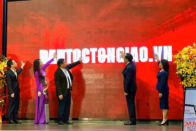 Đại diện các lãnh đạo Bộ Dân tộc và Tôn giáo bấm nút khai trương Tạp chí Dân tộc và Tôn giáo điện tử.