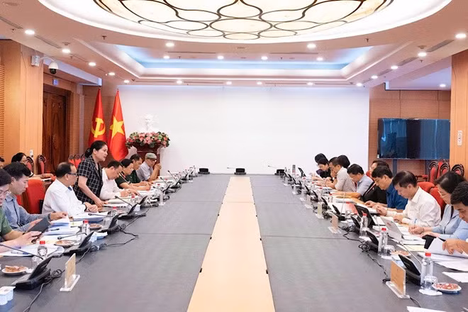 Thứ trưởng Nội vụ Nguyễn Thị Hà phát biểu ý kiến tại phiên họp.
