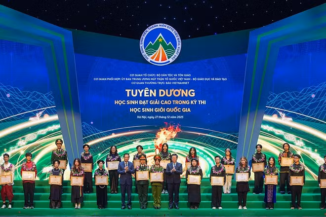 Phó Thủ tướng Mai Văn Chính và Bộ trưởng Dân tộc và Tôn giáo Đào Ngọc Dung trao Bằng khen cho các học sinh, sinh viên, thanh niên dân tộc thiểu số xuất sắc.