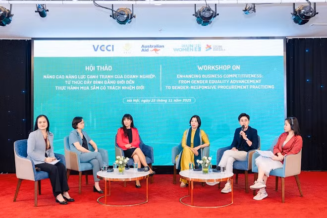 Các đại biểu tham gia tọa đàm tại hội thảo "Nâng cao năng lực cạnh tranh của doanh nghiệp: Từ thúc đẩy bình đẳng giới đến thực hành mua sắm có trách nhiệm".