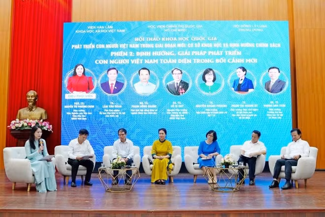 Các chuyên gia, nhà khoa học tham gia phiên thảo luận bàn tròn.