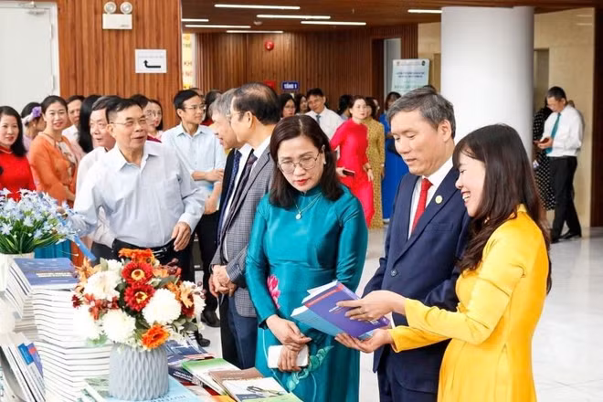 Lãnh đạo Viện Hàn lâm và các đại biểu tham quan không gian trưng bày "Địa lý nhân văn- Kiến tạo phát triển".