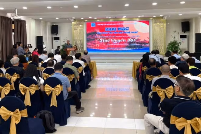Các văn nghệ sĩ tham dự trại sáng tác.