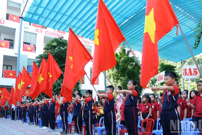 Học sinh Trường tiểu học Hoàng Diệu, phường Ba Đình (Hà Nội) khai giảng năm học 2025-2026. (Ảnh: nhandan.vn)