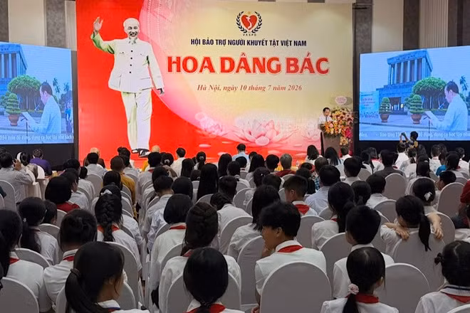 170 đại biểu là trẻ em mồ côi, trẻ em bị bỏ rơi tiêu biểu trên cả nước về dự Chương trình "Hoa dâng Bác".