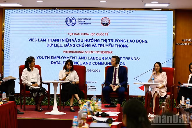 Các chuyên gia lao động, việc làm tham gia phiên thảo luận tại sự kiện. (Ảnh: NHẬT ANH) 