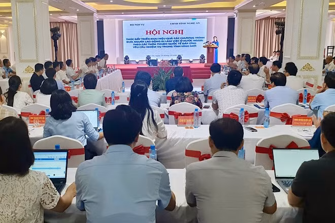 Toàn cảnh hội nghị "Thúc đẩy triển khai hiệu quả các chương trình đưa người lao động đi làm việc ở nước ngoài".