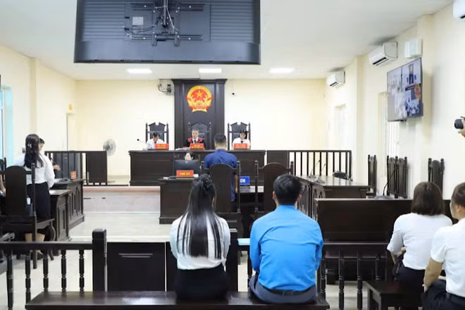Quang cảnh phiên tòa khởi kiện vụ án dân sự công ích, theo đề nghị của Bảo hiểm xã hội cơ sở Ứng Hòa, Viện Kiểm sát nhân dân khu vực 12-Hà Nội. (Ảnh HSS)