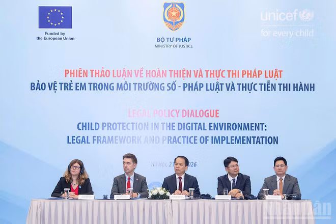 Các đại biểu tham gia phiên thảo luận "Bảo vệ trẻ em trong môi trường số-pháp luật và thực tiễn thi hành". (Ảnh: NHẬT ANH) 