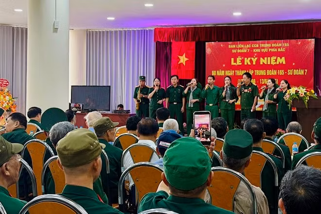 Tiết mục văn nghệ của các cựu chiến binh thuộc Trung đoàn 165, Sư đoàn 7 khu vực phía bắc tại lễ kỷ niệm 60 năm ngày thành lập.