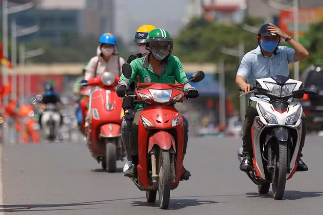 Tài xế lái xe công nghệ hoạt động trên đường phố Hà Nội. (Ảnh: ĐĂNG ANH)