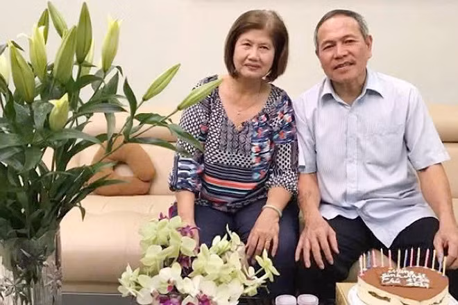 Ông Đỗ Tâm Thư và bà Lê Thị Cúc (phường Thảo Điền, Thành phố Hồ Chí Minh) vui mừng khi nhận lương hưu tăng theo mức mới qua tài khoản ngân hàng ngay trong ngày 1/7/2026.