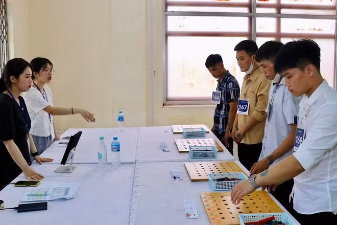 Kiểm tra kỹ năng đối với người lao động Việt Nam trước khi xuất cảnh sang Hàn Quốc làm việc có thời hạn theo hợp đồng.