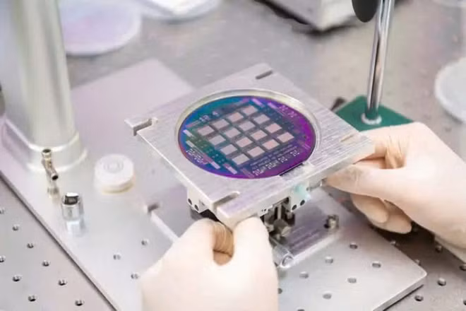Chip ảnh nhiệt không làm lạnh chế tạo trên phiến 100mm tại phòng sạch, Trung tâm Nano và Năng lượng, Khoa Vật Lý, Trường đại học Khoa học Tự nhiên.