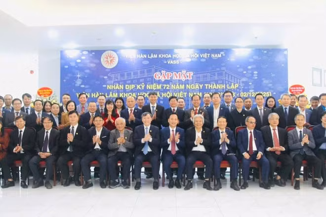 Gặp mặt các thế hệ cán bộ Viện Hàn lâm Khoa học xã hội Việt Nam nhân 72 năm ngày thành lập Viện.