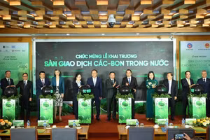 Đúng giờ mở cửa thị trường, nguyên Phó Thủ tướng Trần Hồng Hà cùng các đại biểu đã thực hiện nghi thức khai trương Sàn Giao dịch carbon trong nước, bắt đầu phiên giao dịch đầu tiên của thị trường carbon.. (Ảnh: BTC)