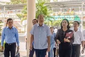 Đồng chí Nguyễn Hồ Hải, Ủy viên Trung ương Đảng, Bí thư Tỉnh ủy Cà Mau kiểm tra, chỉ đạo công tác chuẩn bị năm học mới tại một số trường ở xã Hòa Bình. (Ảnh: Lãnh đạo xã cung cấp)