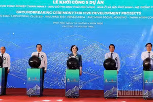 Đồng chí Phạm Thị Thanh Trà, Bí thư Trung ương Đảng, Phó Thủ tướng Chính phủ (giữa) cùng các đồng chí lãnh đạo Bộ, ngành Trung ương và tỉnh Phú Thọ bấm nút Lễ khởi công Tổ hợp 5 dự án trọng điểm về phát triển công nghiệp, đô thị và an sinh xã hội tại xã Thịnh Minh, tỉnh Phú Thọ.