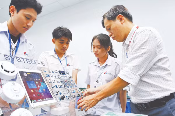 Giảng viên Khoa Công nghệ điện tử Trường đại học Công nghiệp Thành phố Hồ Chí Minh hướng dẫn sinh viên học tập, nghiên cứu tại Phòng thí nghiệm IoT and AI. (Ảnh: THANH VŨ)