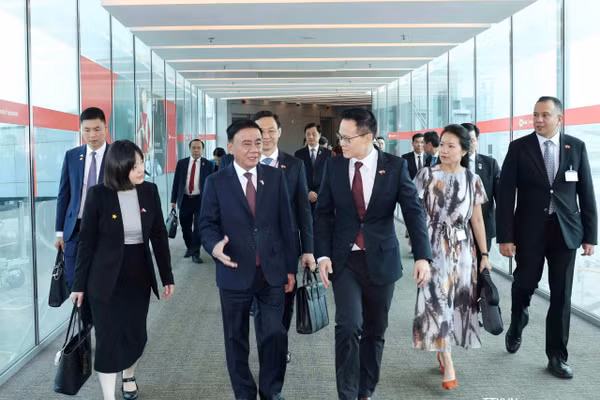 Quốc vụ khanh Bộ Quốc phòng Singapore Desmond Choo đón Thường trực Ban Bí thư Trần Cẩm Tú tại Sân bay quốc tế Changi. (Ảnh: Phương Hoa/TTXVN)