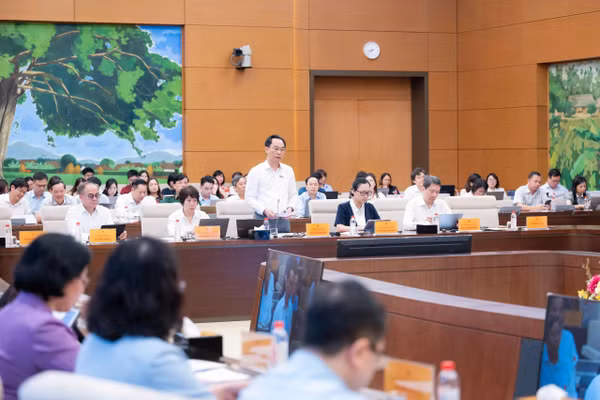 Bộ trưởng Giáo dục và Đào tạo Hoàng Minh Sơn phát biểu, làm rõ các vấn đề đại biểu Quốc hội nêu trong Phiên giải trình của Bộ trưởng Giáo dục và Đào tạo sáng 20/9.