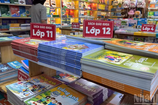 Sách giáo khoa bày bán tại một cửa hàng ở Hà Nội. (Ảnh: THÙY LINH)