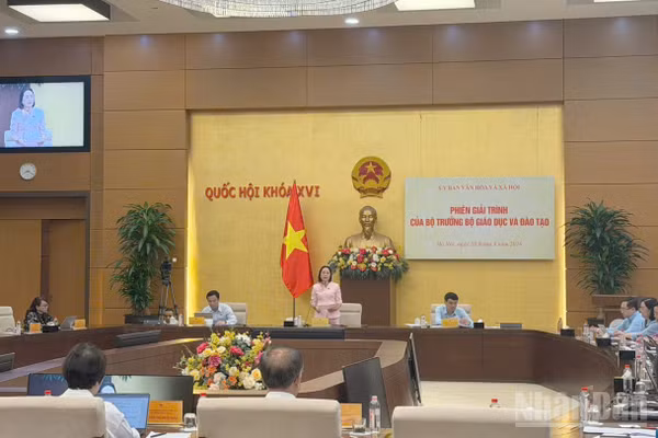 Đồng chí Nguyễn Thị Thanh, Ủy viên Trung ương Đảng, Phó Chủ tịch Quốc hội phát biểu chỉ đạo tại Phiên giải trình của Bộ trưởng Giáo dục và Đào tạo. (Ảnh: QUỲNH NGUYỄN)