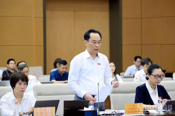 Đồng chí Hoàng Minh Sơn, Ủy viên Trung ương Đảng, Bộ trưởng Giáo dục và Đào tạo tại Phiên giải trình sáng 20/9. 