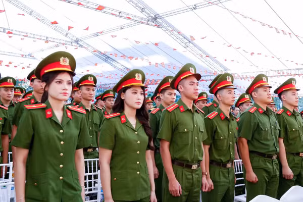 Tân sĩ quan tại Lễ bế giảng, cấp bằng tốt nghiệp đại học và phong hàm sĩ quan Cảnh sát nhân dân cho học viên đào tạo đại học chính quy niên khóa 2021-2026. (Ảnh: Báo Nhân Dân)