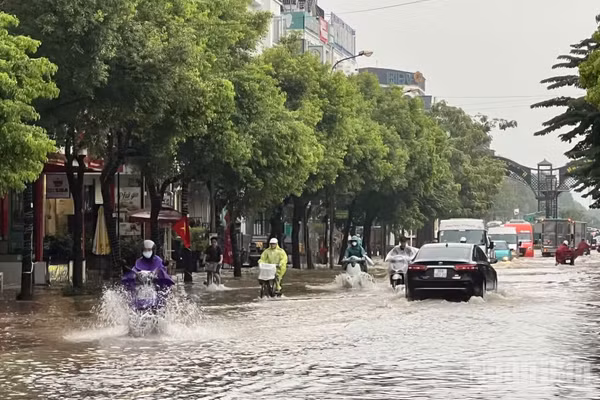 Một tuyến đường ngập nặng vào đầu giờ sáng 17/9. (Ảnh: THẾ ĐẠI)