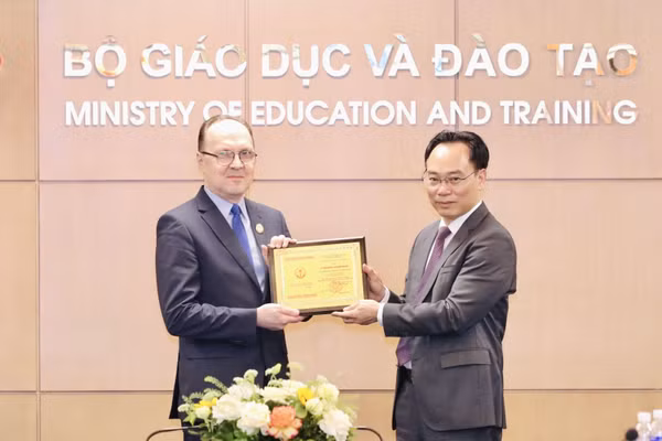 Quyền Bộ trưởng Giáo dục và Đào tạo Hoàng Minh Sơn trao Kỷ niệm chương "Vì sự nghiệp Giáo dục" cho Đại sứ đặc mệnh toàn quyền Liên bang Nga tại Việt Nam Bezdetko Gennady Stepanovich. 